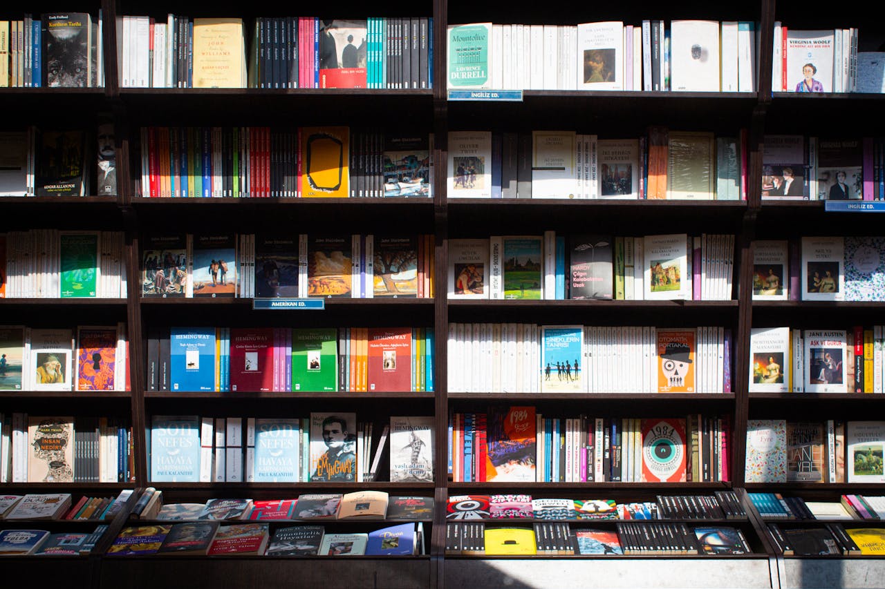 hero-img-02 Wide array of books on a shelf in a cozy bookstore in Ankara, Türkiye.